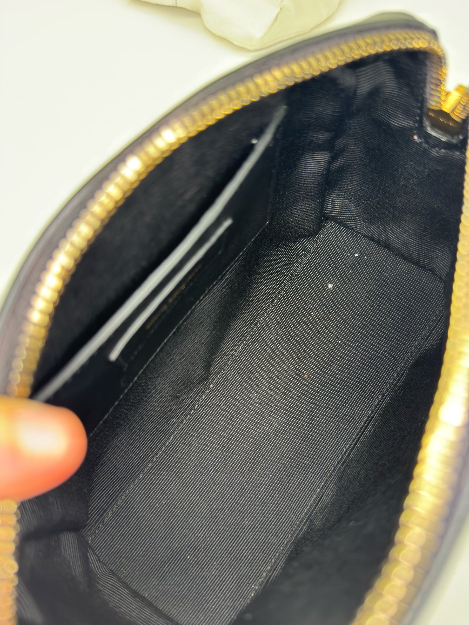 Interno foderato in tessuto nero della borsa a mano Borse Vintage Saint Laurent con chiusura a zip dorata