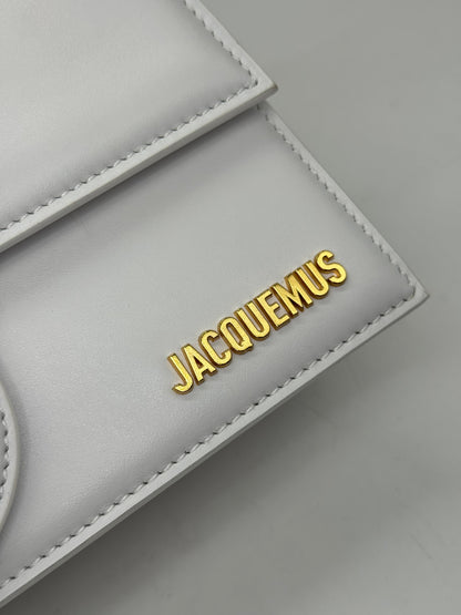 Dettaglio della borsa Borse Vintage Jacquemus in pelle grigio chiaro con logo metallico dorato in rilievo