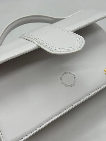 Borsa a tracolla Borse Vintage Jacquemus in pelle grigio chiaro con manico rigido e logo metallico dorato