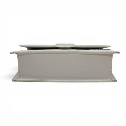 Borsa a tracolla Borse Vintage Jacquemus in pelle grigio chiaro con logo metallico dorato, vista laterale.