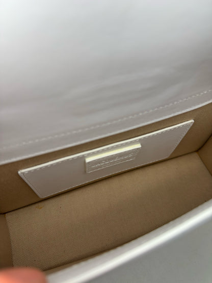 Interno della borsa a tracolla Borse Vintage Jacquemus in pelle grigio chiaro con fodera in tessuto e logo impresso