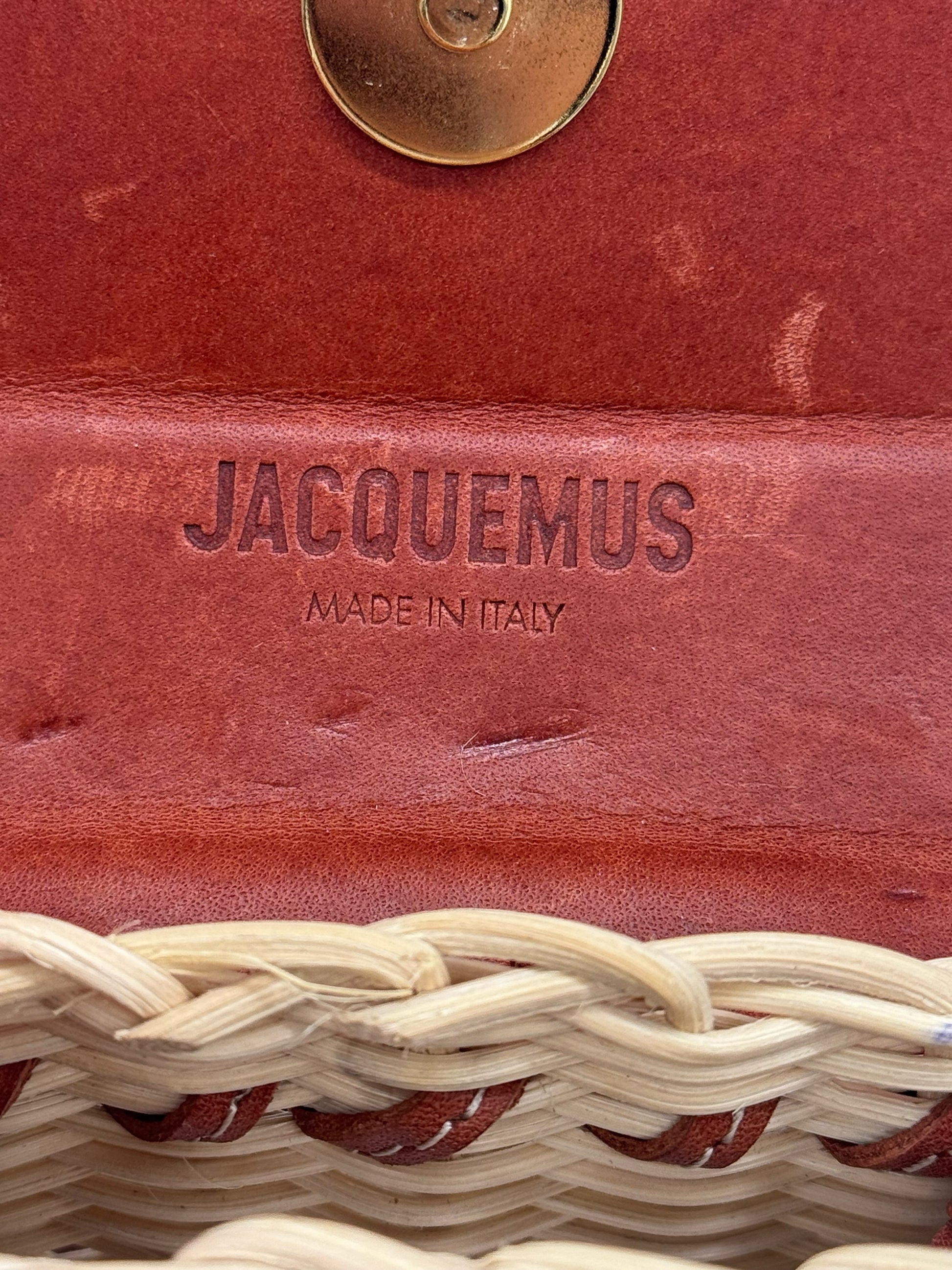 Dettaglio interno della borsa Borse Vintage Jacquemus in pelle color cuoio con logo impresso e intreccio in vimini