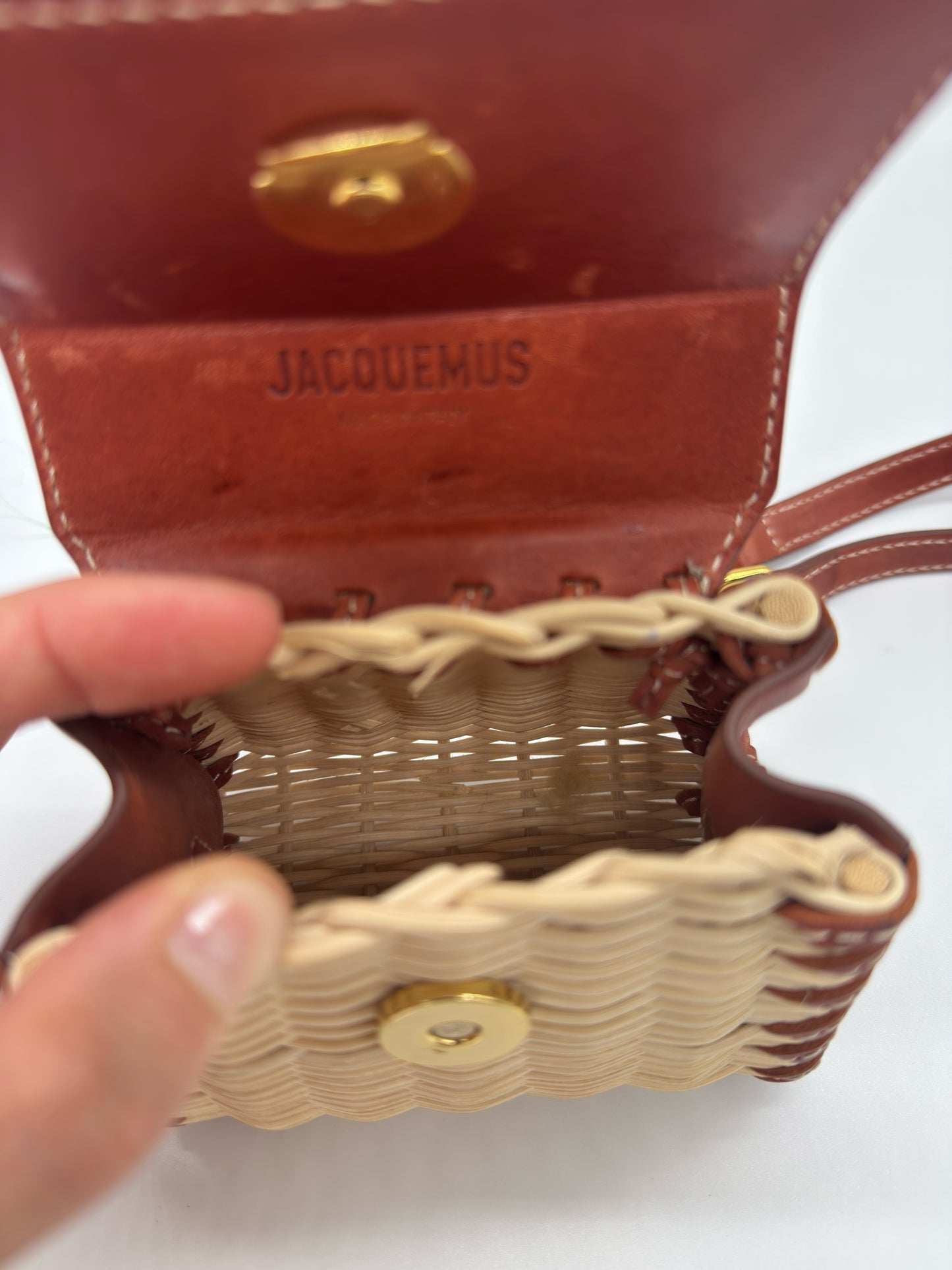 Interno di una borsa Borse Vintage Jacquemus in pelle color cuoio e vimini intrecciato con logo impresso e chiusura oro