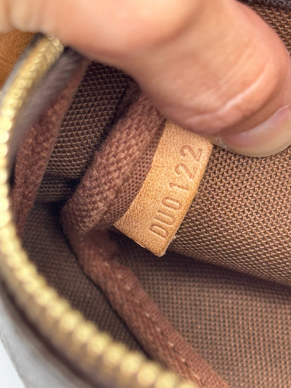 Dettaglio del codice di autenticita impresso su etichetta in pelle interna della pochette Borse Vintage Louis Vuitton
