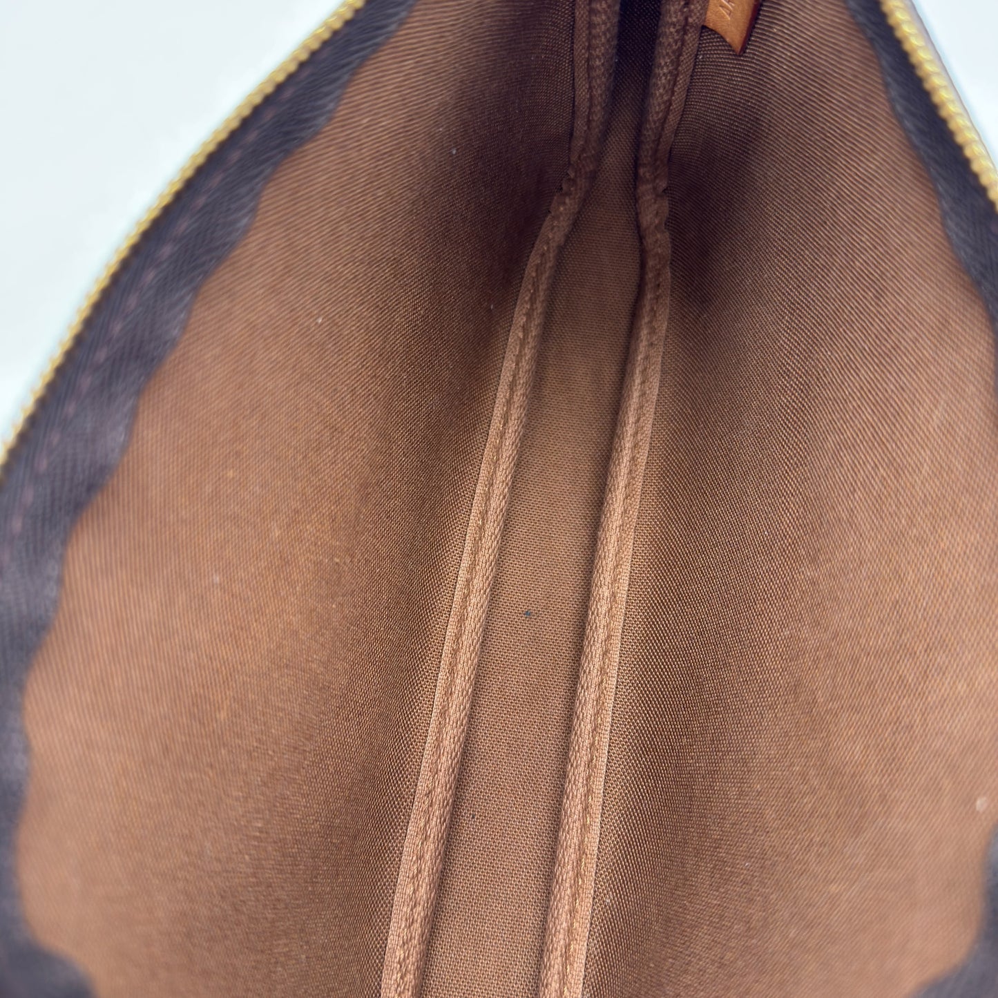 Interno della pochette Borse Vintage Louis Vuitton in tela marrone con fodera in tessuto resistente e cuciture precise