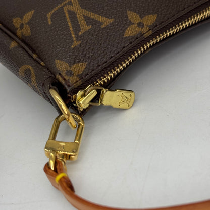 Dettaglio della chiusura zip e gancio in metallo dorato della pochette Borse Vintage Louis Vuitton in tela Monogram
