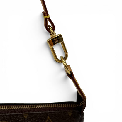 Dettaglio del gancio dorato e tracolla in vacchetta della pochette Borse Vintage Louis Vuitton in tela Monogram