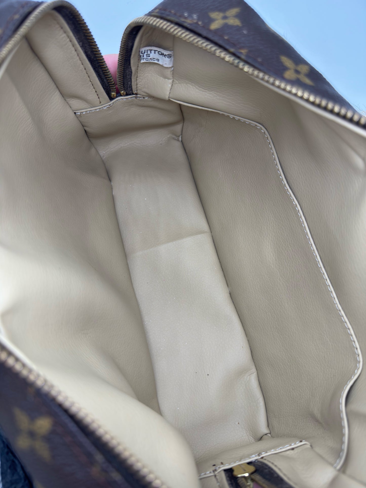 Interno della pochette Borse Vintage Louis Vuitton in tela Monogram con fodera chiara e tasca a bustina