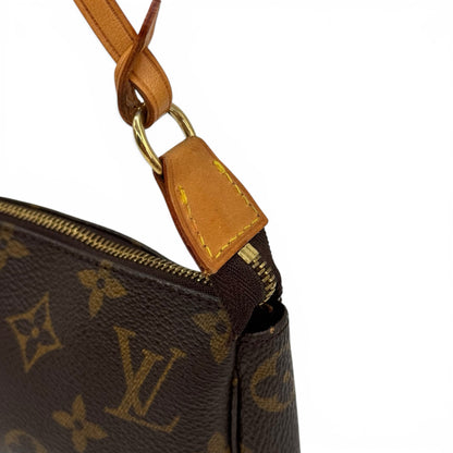 Dettaglio della pochette Borse Vintage Louis Vuitton in tela Monogram marrone con finiture in pelle e zip dorata