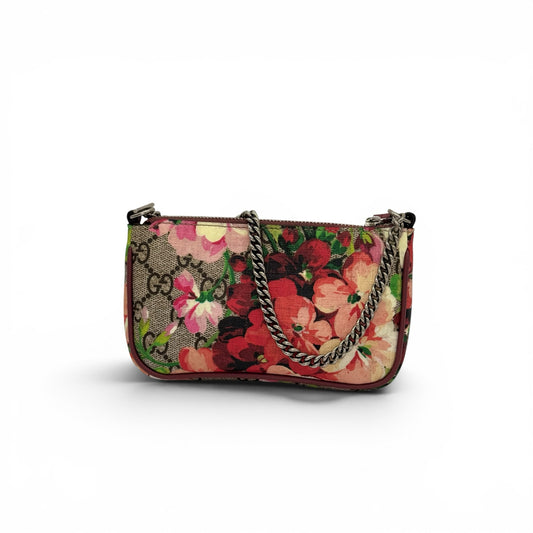 Pochette Borse Vintage Gucci in tela GG Supreme con stampa floreale, dettagli bordeaux e tracolla a catena metallica.