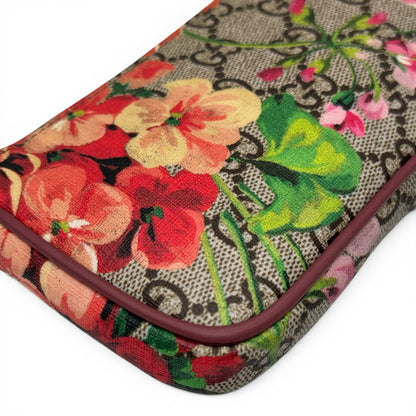 Pochette Borse Vintage Gucci in tela GG Supreme con stampa floreale vivace e rifiniture in pelle bordeaux