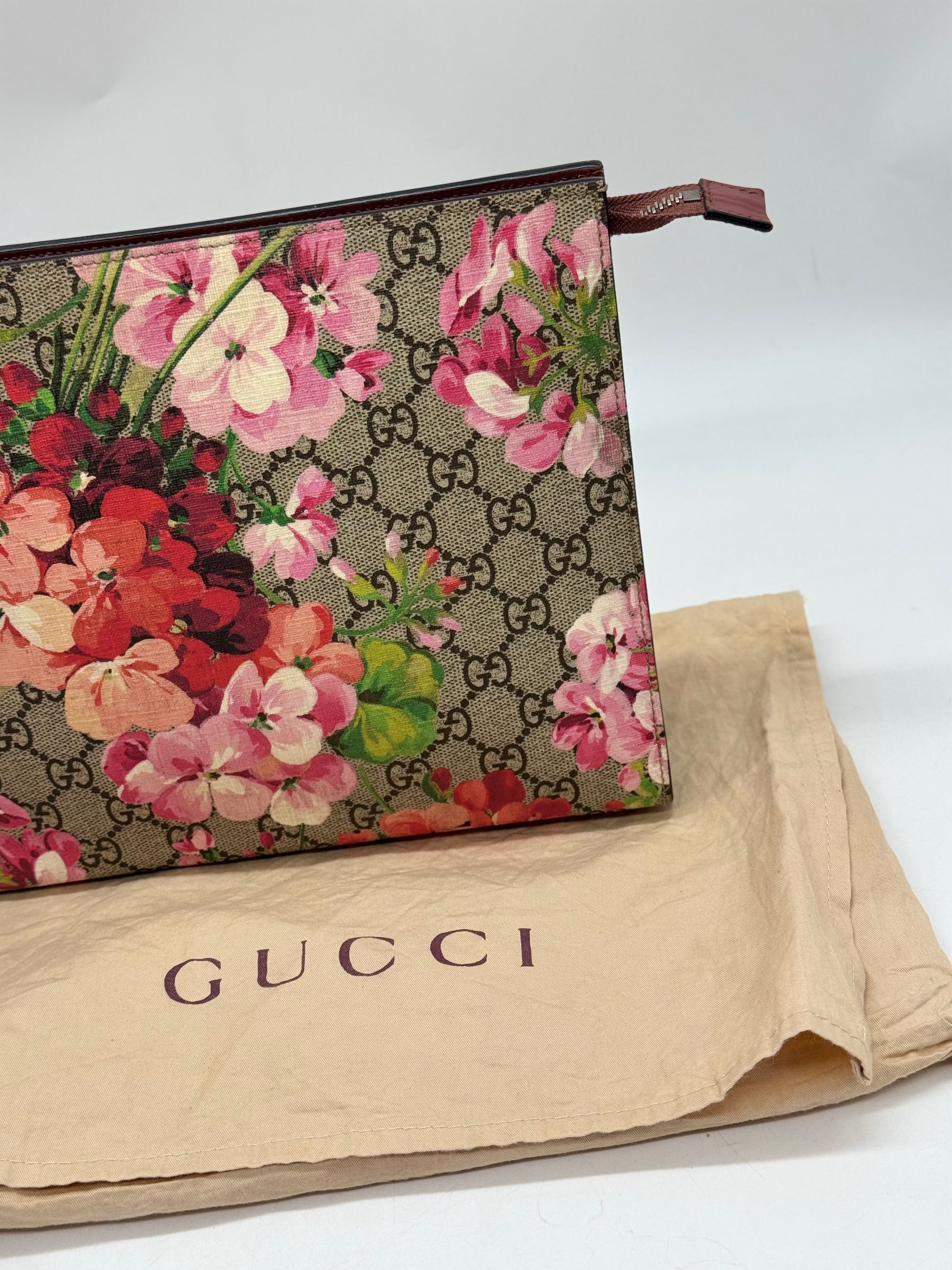 Pochette Borse Vintage Gucci in tela GG Supreme con stampa floreale colorata e dettagli in pelle bordeaux