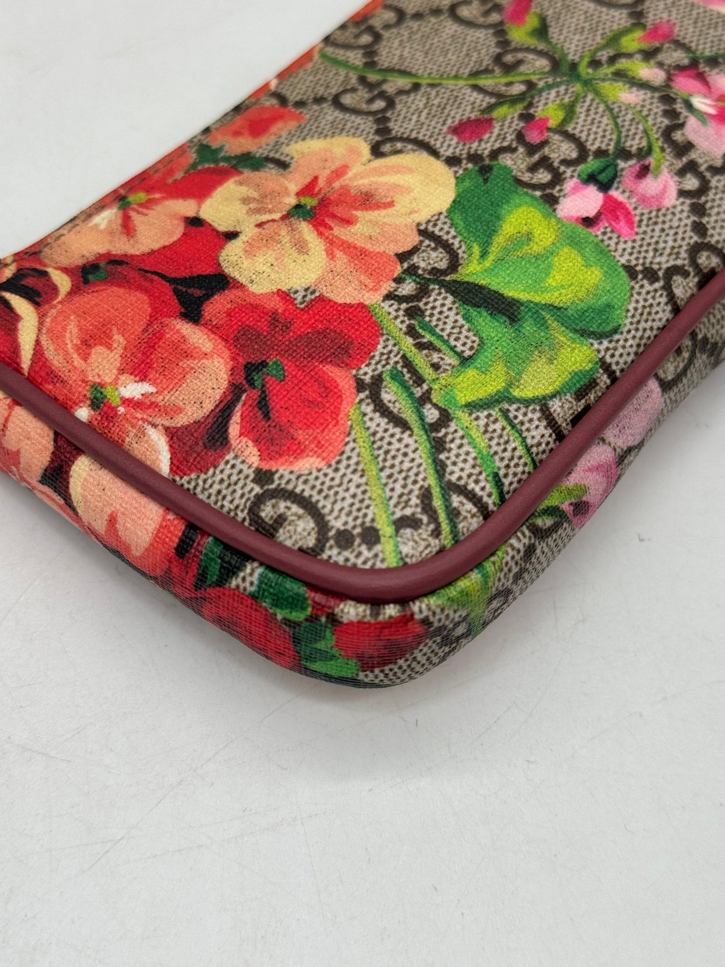Pochette Borse Vintage Gucci in tela GG Supreme con stampa floreale vivace e rifiniture in pelle bordeaux
