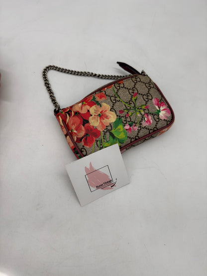 Pochette Borse Vintage Gucci in tela GG Supreme con stampa floreale, dettagli in pelle bordeaux e tracolla a catena