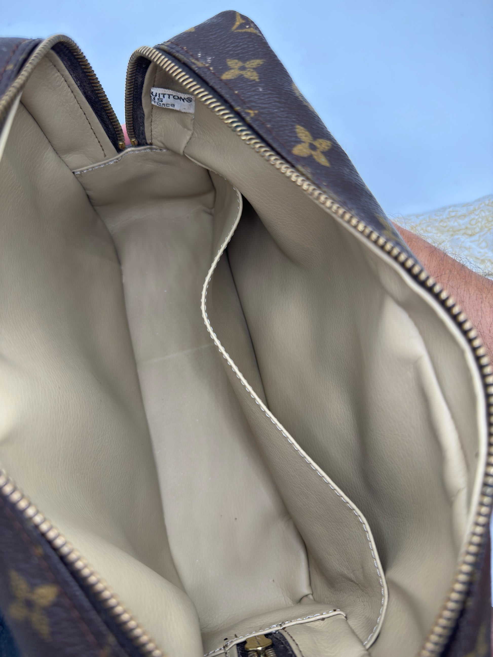 Interno della pochette Borse Vintage Louis Vuitton in tela Monogram con fodera chiara e tasca a bustina
