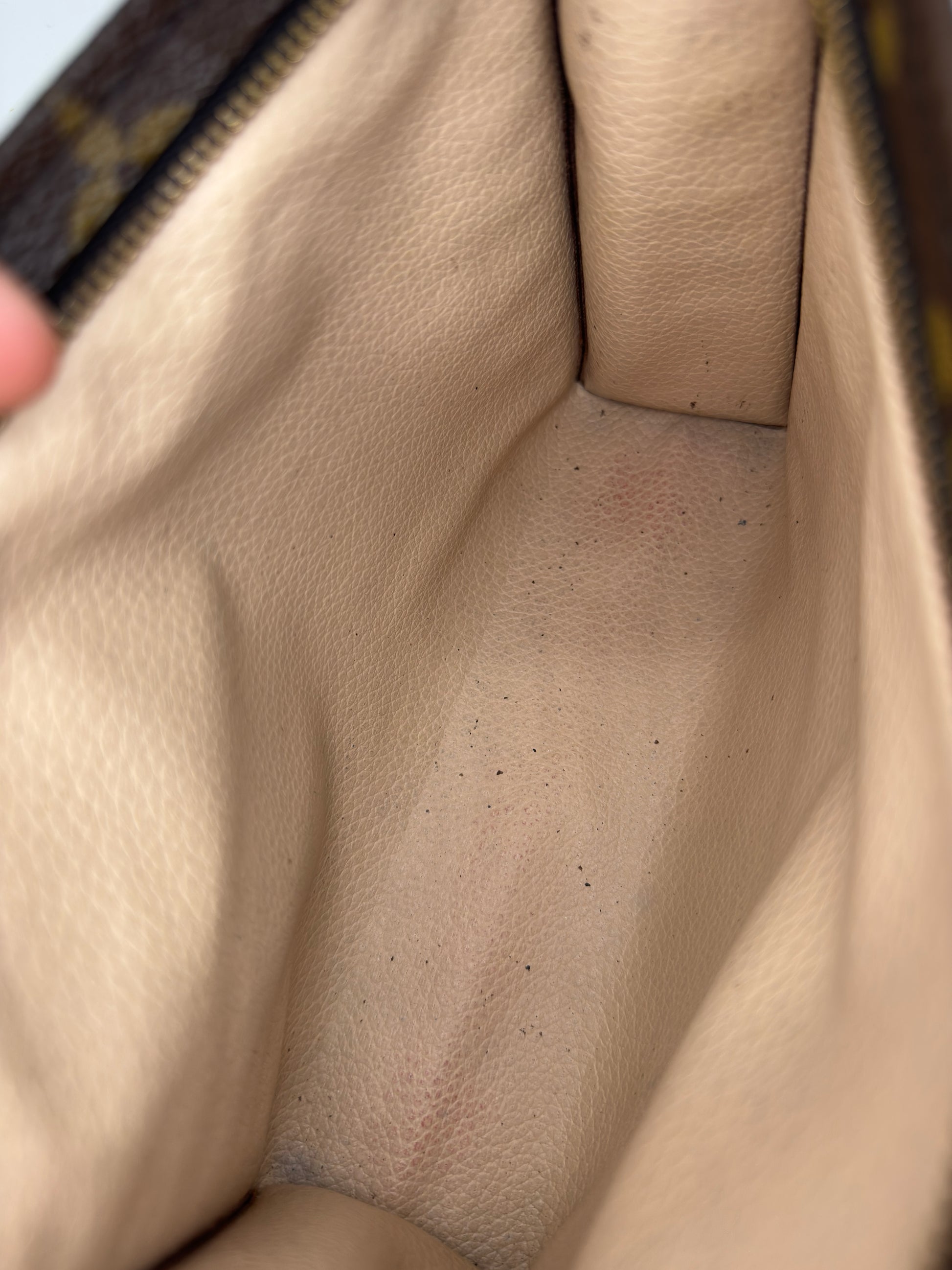 Interno spazioso della pochette Borse Vintage Louis Vuitton in tela Monogram con fodera in pelle beige