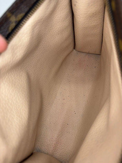 Interno spazioso della pochette Borse Vintage Louis Vuitton in tela Monogram con fodera in pelle beige