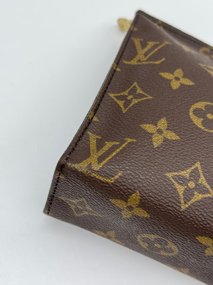 Dettaglio della pochette Borse Vintage Louis Vuitton in tela Monogram marrone con iconico motivo floreale