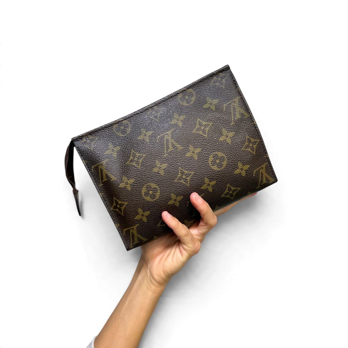 Pochette Louis Vuitton Pochette Accessori Da Viaggio in tela Monogram marrone tenuta in mano da Borse Vintage