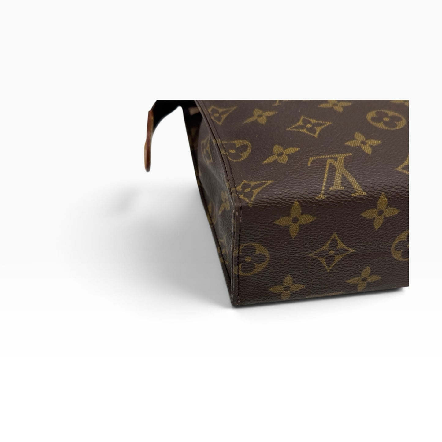 Dettaglio laterale della pochette Borse Vintage Louis Vuitton in tela Monogram marrone con finiture in pelle