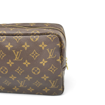 Pochette Borse Vintage Louis Vuitton in tela Monogram marrone con iconico motivo a fiori e chiusura a zip dorata