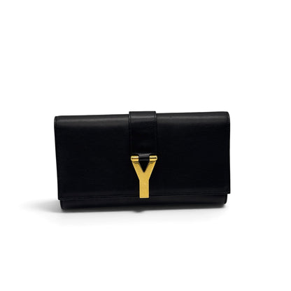 Pochette Borse Vintage Yves Saint Laurent in pelle nera con iconico logo Y metallico dorato su sfondo bianco