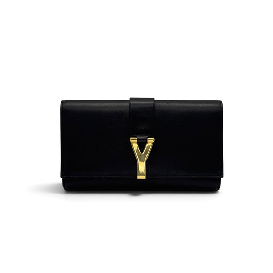 Pochette Borse Vintage Yves Saint Laurent in pelle nera con iconico logo Y metallico dorato su sfondo bianco