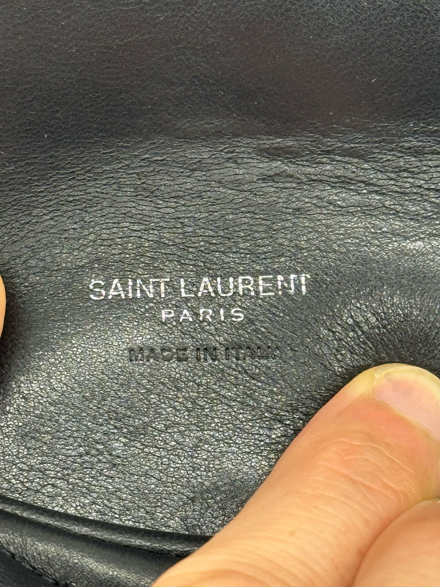 Dettaglio interno della pochette Borse Vintage Saint Laurent in pelle nera con logo impresso Made in Italy