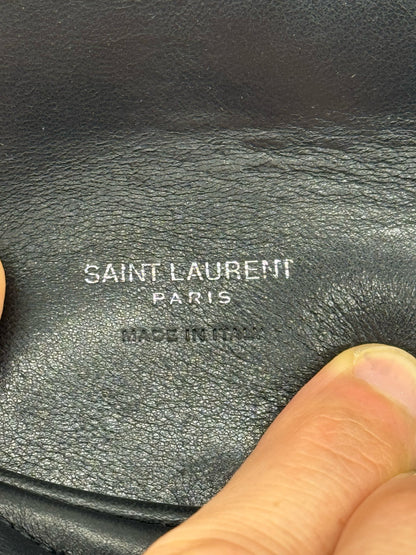 Dettaglio interno della pochette Borse Vintage Saint Laurent in pelle nera con logo impresso Made in Italy