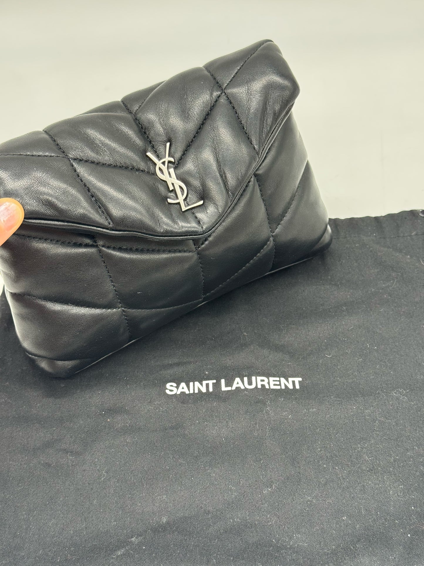 Pochette Borse Vintage Saint Laurent nera in pelle matelassé con logo YSL argento su sacchetto protettivo