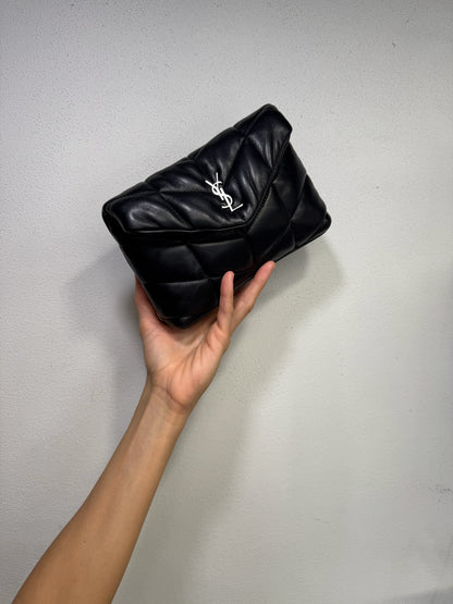 Pochette Borse Vintage Saint Laurent nera trapuntata in pelle con logo YSL argento tenuta in mano