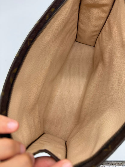 Interno spazioso in pelle color crema della pochette Toilette Louis Vuitton di Borse Vintage con tela Monogram