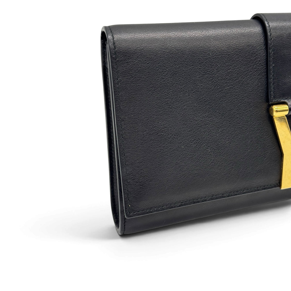Pochette Borse Vintage Yves Saint Laurent in pelle nera con logo metallico dorato a Y, design elegante e compatto.