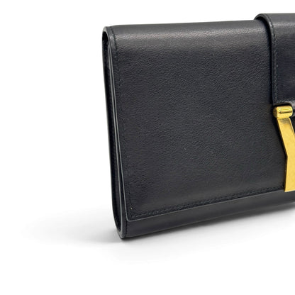 Pochette Borse Vintage Yves Saint Laurent in pelle nera con logo metallico dorato a Y, design elegante e compatto.