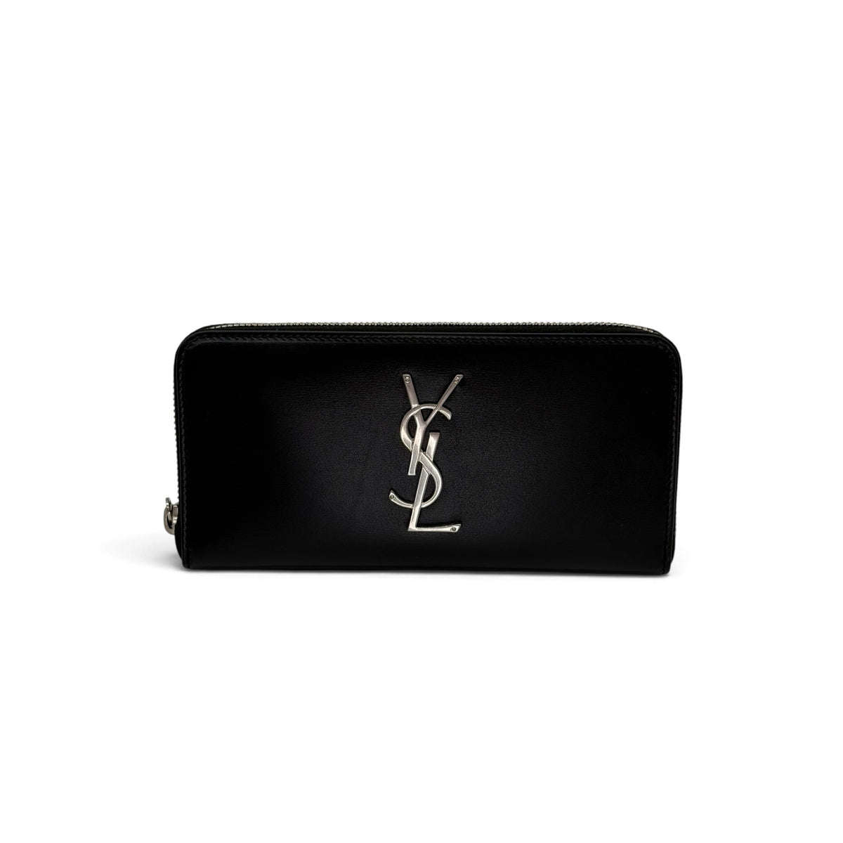 Portafoglio lungo Borse Vintage in pelle nera con logo metallico argento e chiusura zip, design minimalista.