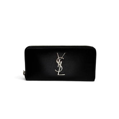 Portafoglio lungo Borse Vintage in pelle nera con logo metallico argento e chiusura zip, design minimalista.
