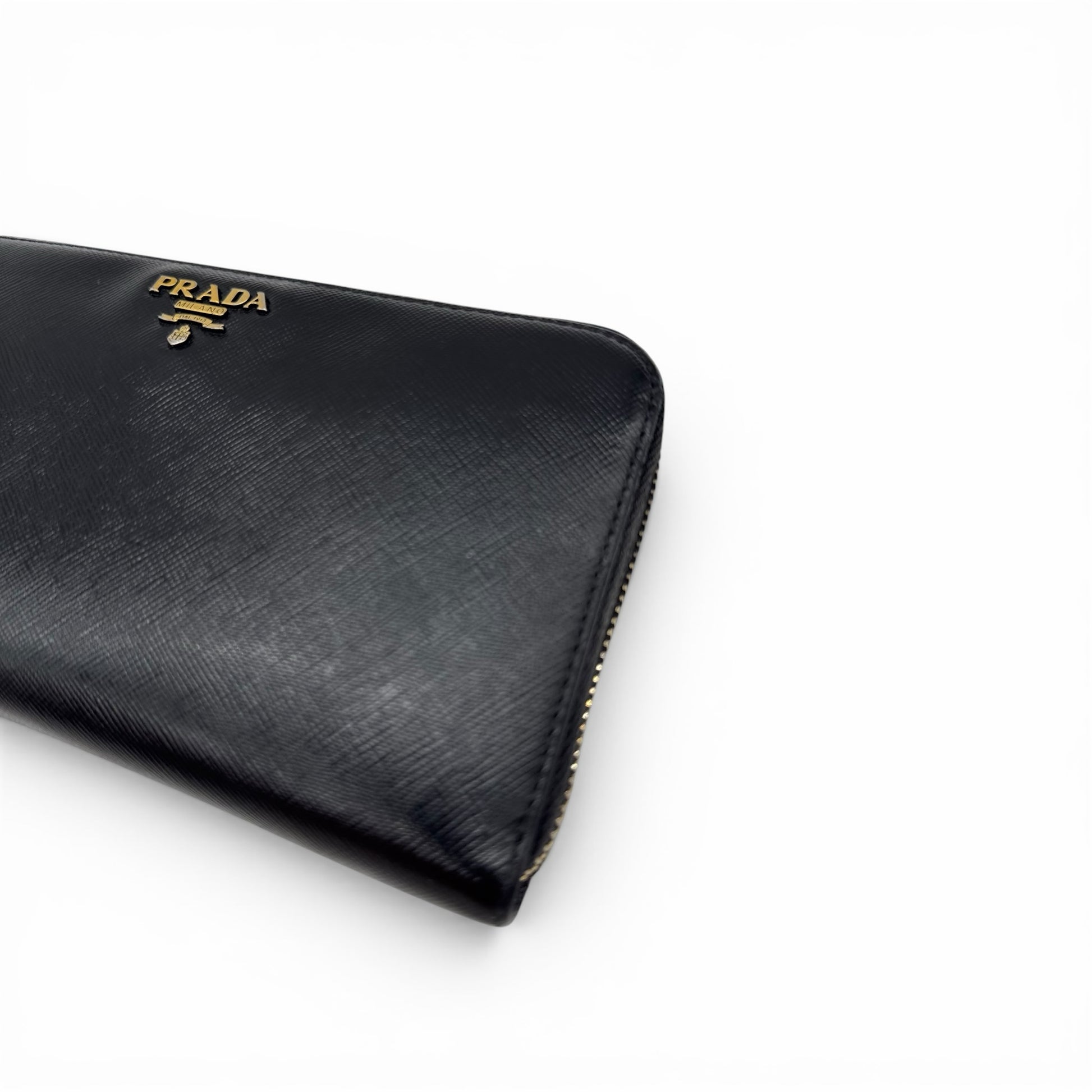Portafoglio lungo Borse Vintage Prada in pelle Saffiano nera con logo dorato e chiusura zip perimetrale