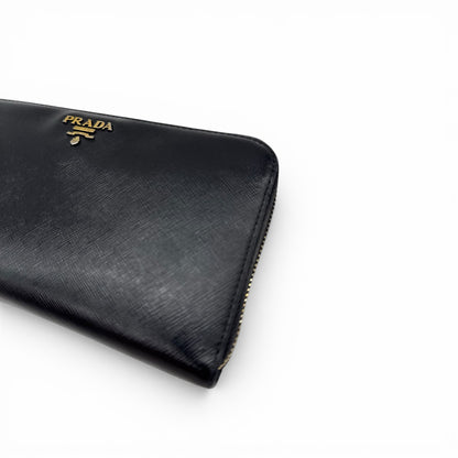 Portafoglio lungo Borse Vintage Prada in pelle Saffiano nera con logo dorato e chiusura zip perimetrale