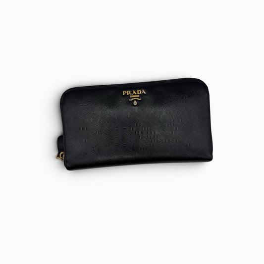Portafoglio lungo Borse Vintage Prada in pelle Saffiano nera con logo dorato e chiusura a zip perimetrale