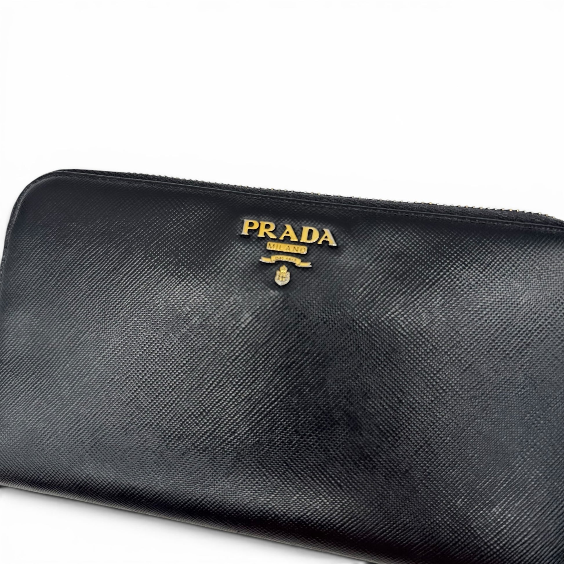 Portafoglio lungo Borse Vintage Prada in pelle Saffiano nera con logo dorato e chiusura zip