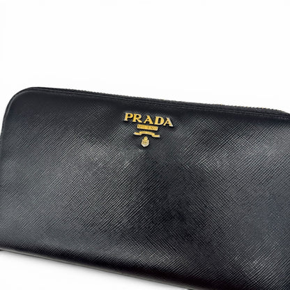 Portafoglio lungo Borse Vintage Prada in pelle Saffiano nera con logo dorato e chiusura zip