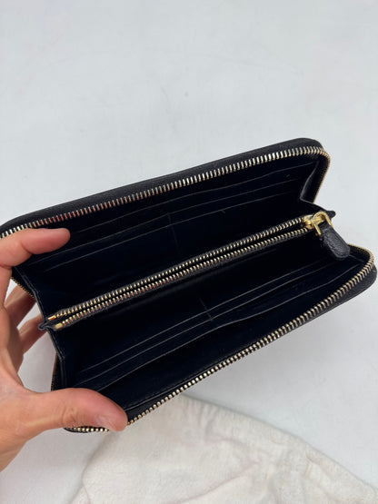 Portafoglio lungo Borse Vintage Prada in pelle Saffiano nera con zip dorata e scomparti interni aperti