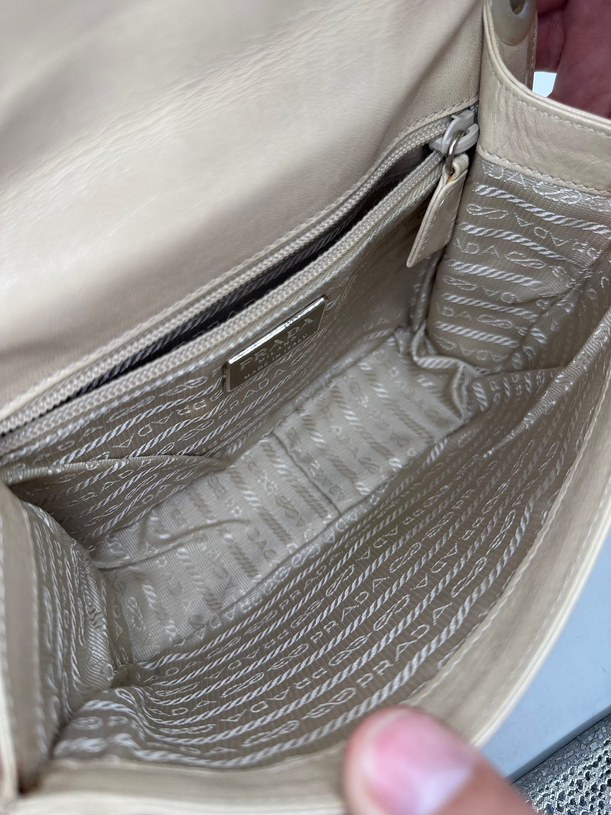 Interno della borsa a spalla Borse Vintage Prada in pelle beige con fodera logata e tasca interna con zip