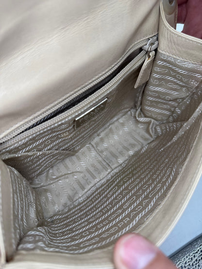 Interno della borsa a spalla Borse Vintage Prada in pelle beige con fodera logata e tasca interna con zip
