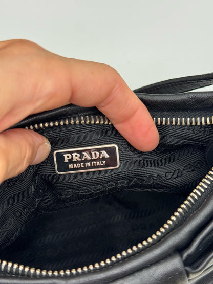 Dettaglio interno della borsa a spalla Borse Vintage Prada in pelle nera con targhetta metallica e fodera logata