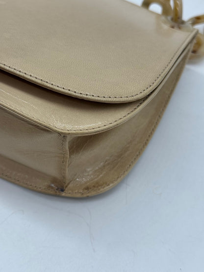 Dettaglio della borsa a spalla Borse Vintage Prada in pelle color beige con cuciture precise e finiture di lusso