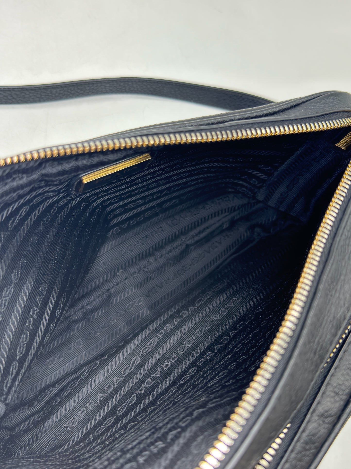 Interno della borsa a tracolla Borse Vintage Prada in pelle nera con fodera logata e chiusura a zip dorata