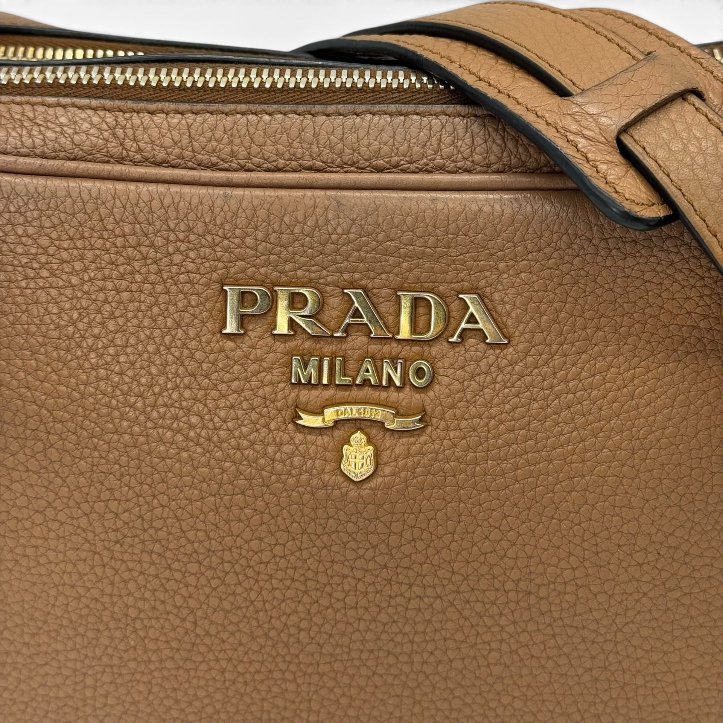 Borsa a tracolla Borse Vintage Prada in pelle martellata marrone con logo in metallo dorato e chiusura a zip