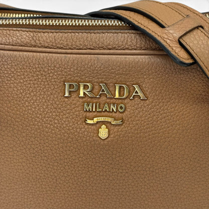 Borsa a tracolla Borse Vintage Prada in pelle martellata marrone con logo in metallo dorato e chiusura a zip