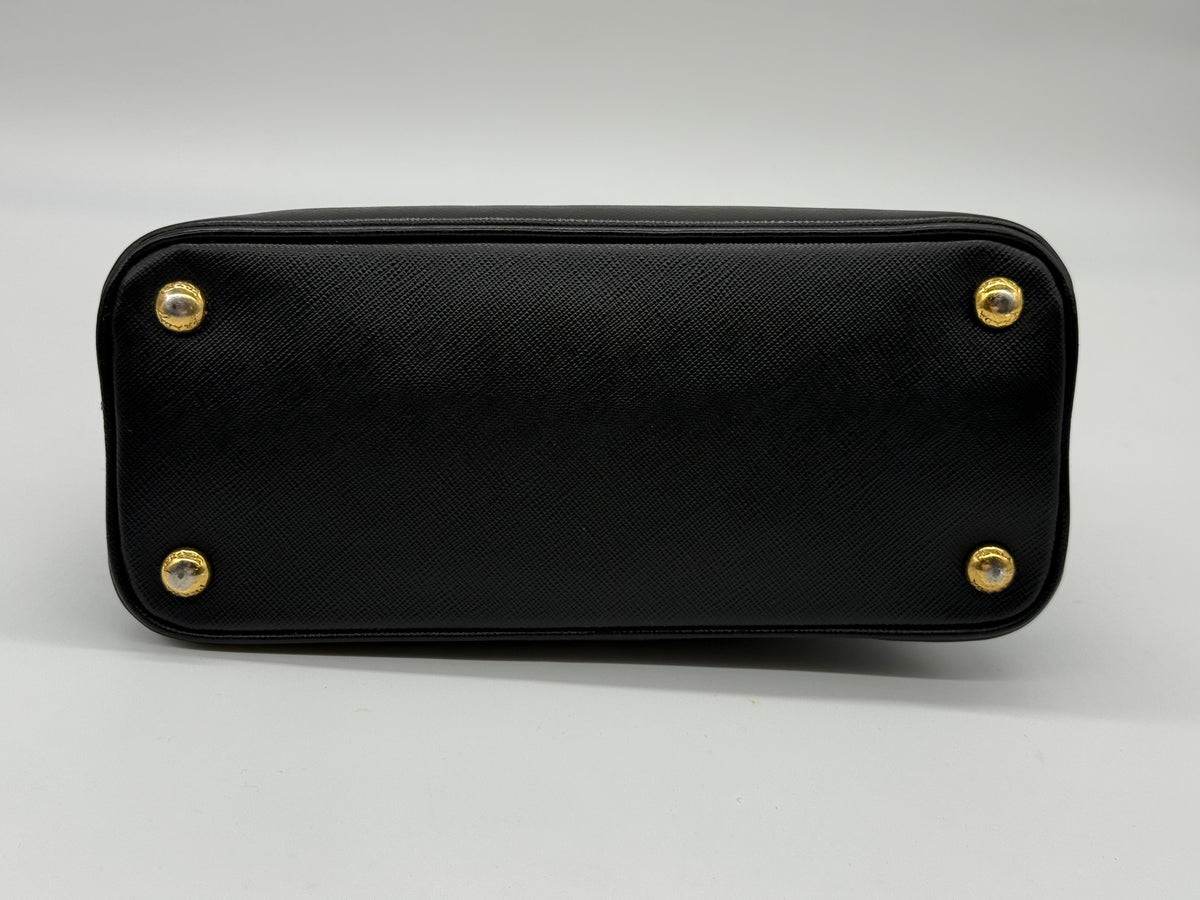 Base della borsa a mano Borse Vintage Prada in pelle Saffiano nera con quattro piedini protettivi dorati